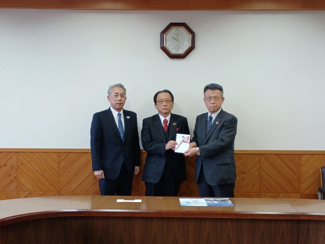 鳥取県森林組合連合会への寄付贈呈式1